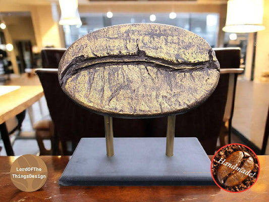 Reuzen koffieboon op plateau met bronzen accenten voor koffie wedstrijden.