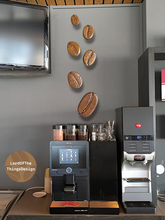 koffieboon sculpturen boven koffie apparaat
