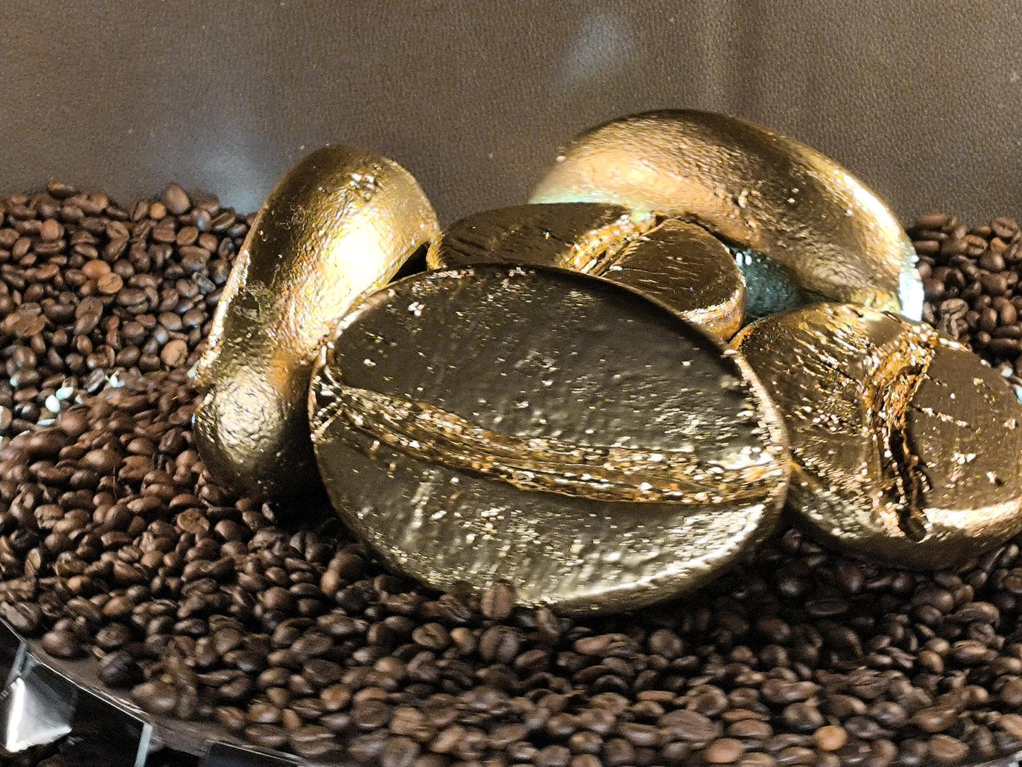 koffieboon sculpturen goud
