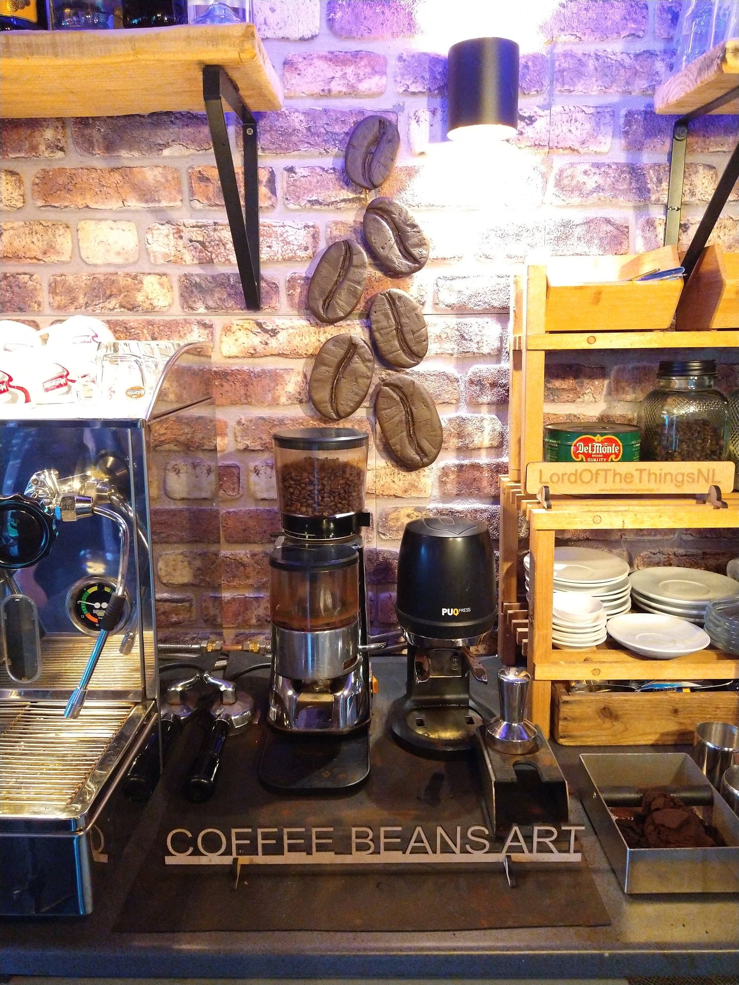 koffieboon sculpturen aan muur