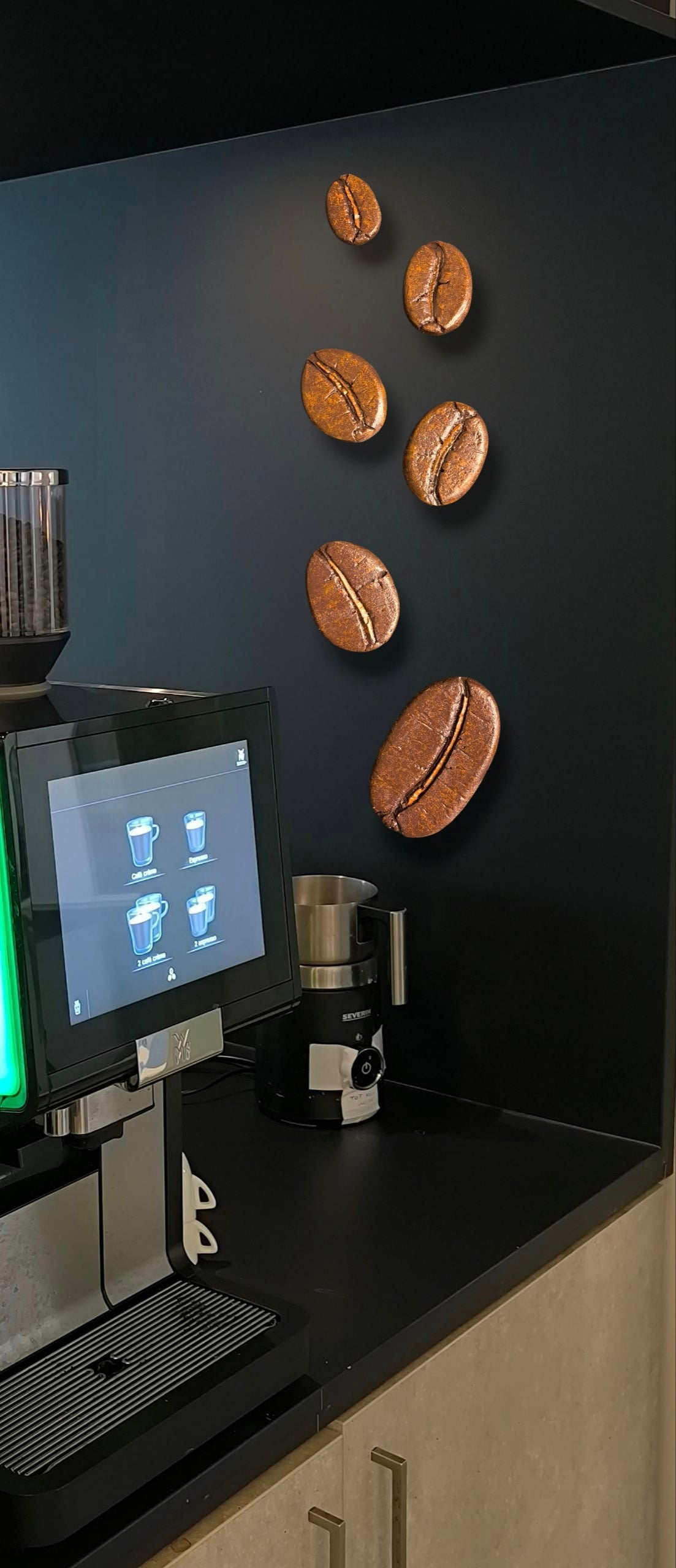 Handgemaakte reuzen koffiebonen van hardschuim als eyecatcher door Lord Of The Things Design