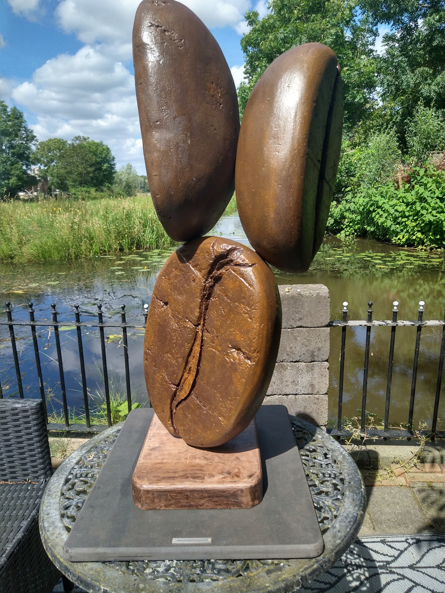 Sculptuur van drie handgemaakte PIR reuzen koffiebonen van elk 40 centimeter