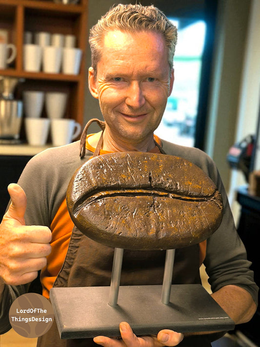 Handgemaakte en handbeschilderde reuzen koffiebonen als sculptuur of trofee door Lord Of The Things Design