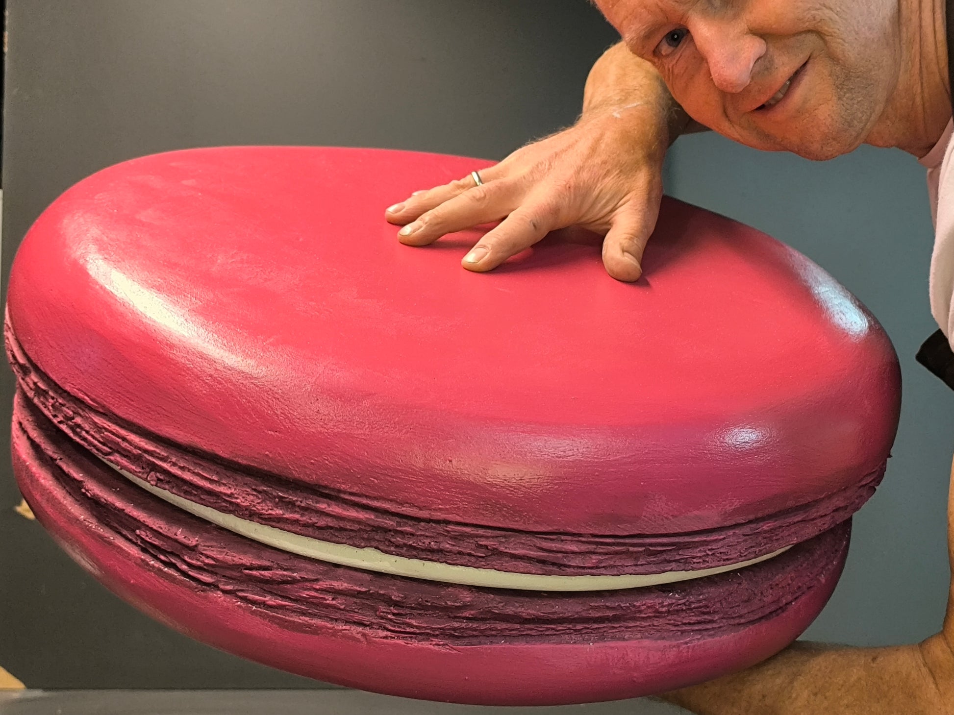 Handgemaakte reuzen macarons voor decoratie doeleinden door Lord Of The Things Design