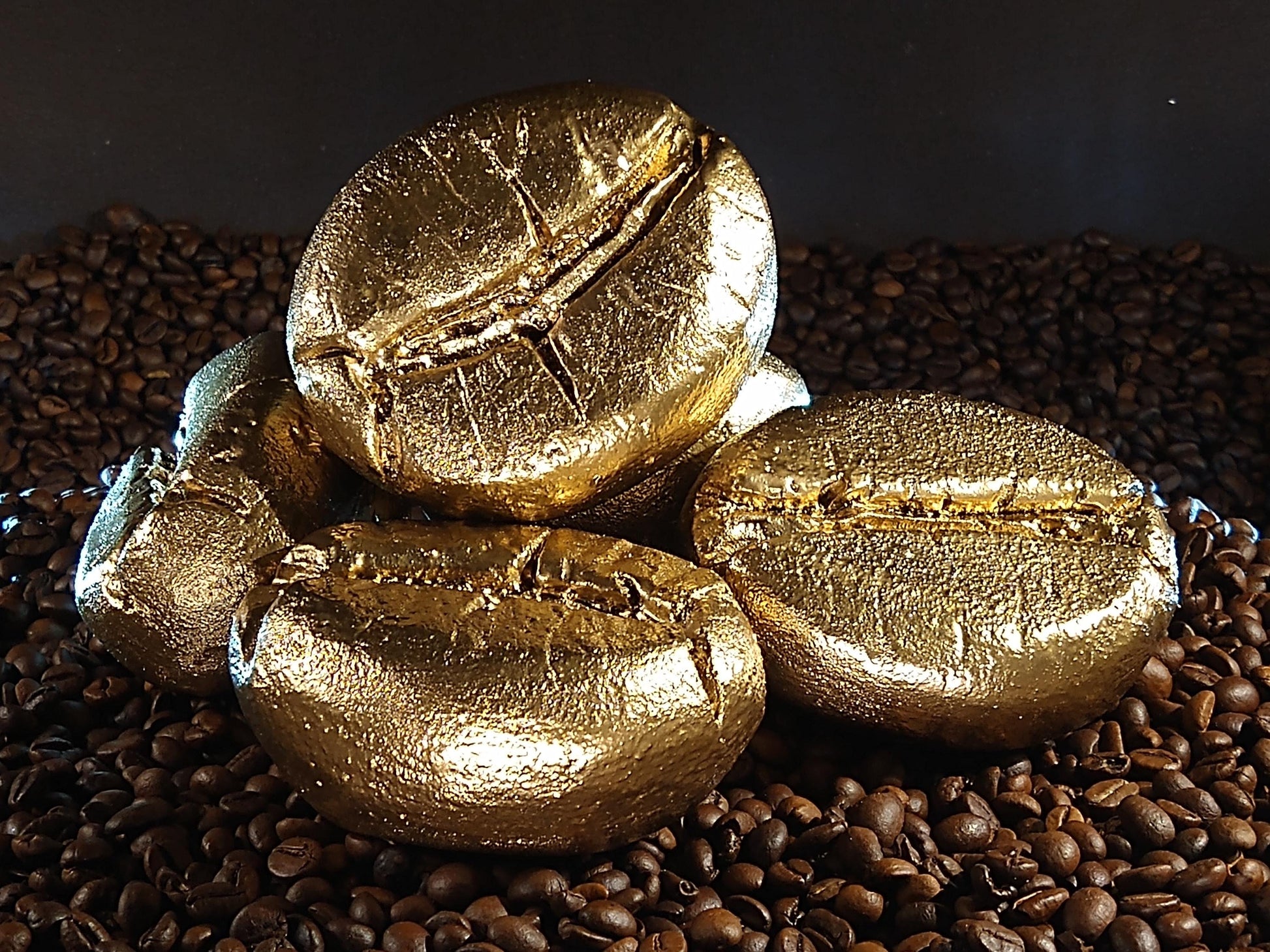 koffiebonen sculpturen goud