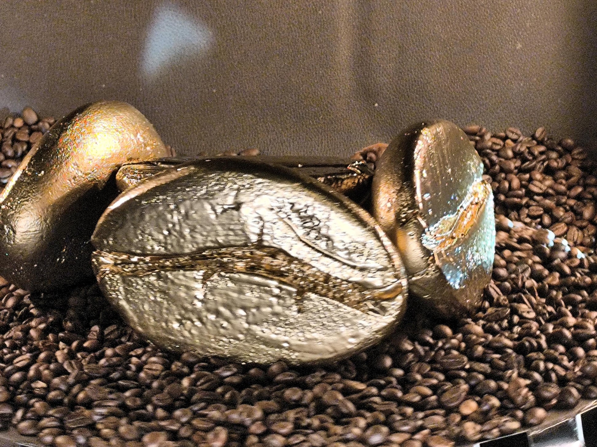 koffieboon sculpturen goud 